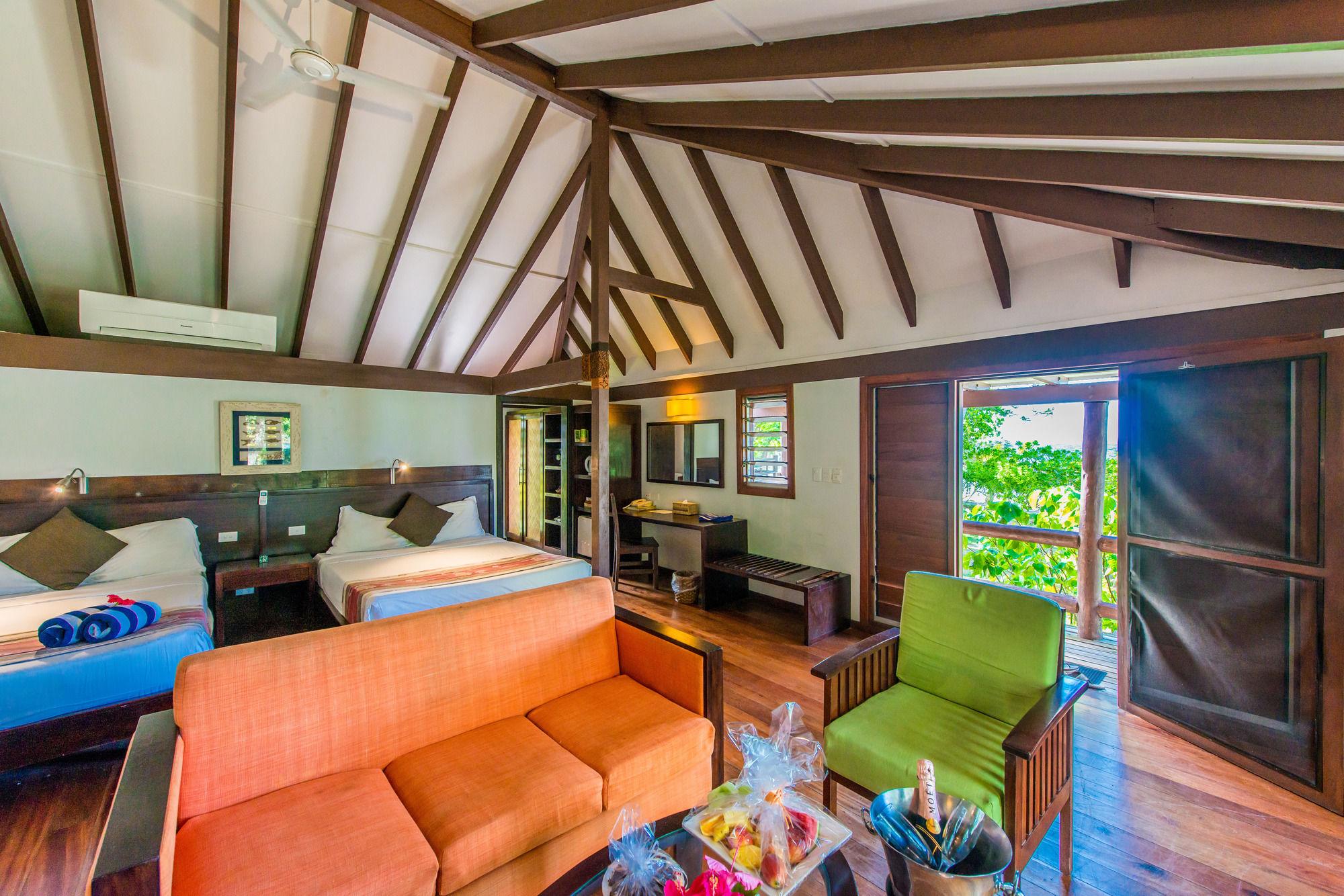 & - Fiji 4*