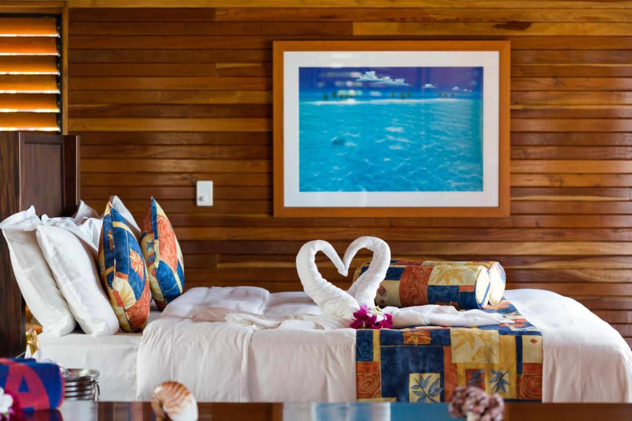 & - Fiji Mana Island