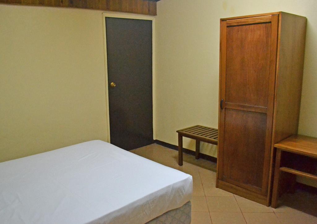 Ratu Kini Backpackers & Dive Resort Mana Island