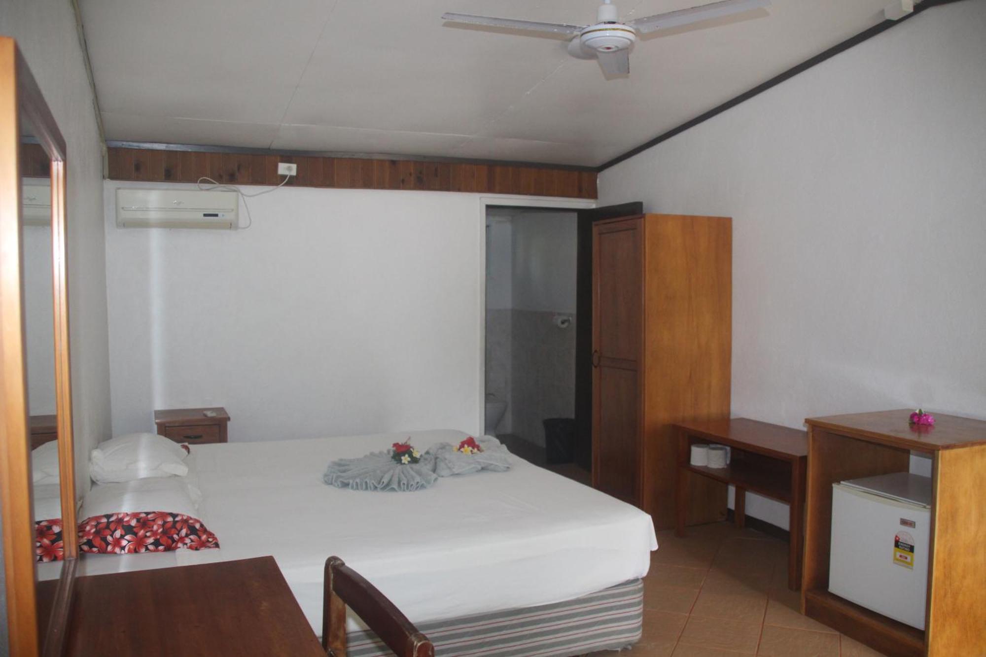 Backpackers And Dive
