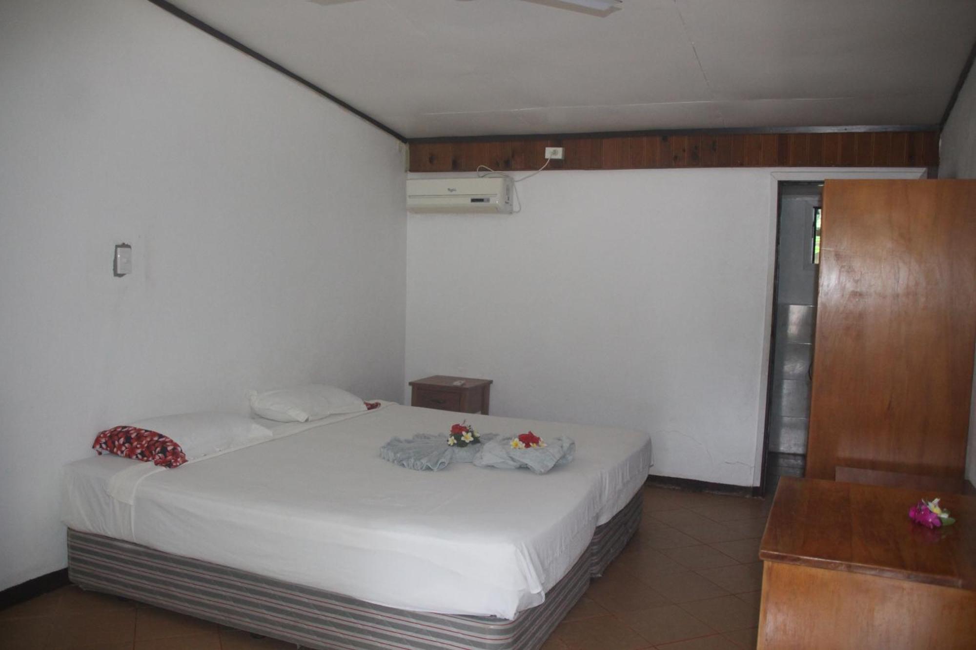 Backpackers And Dive *