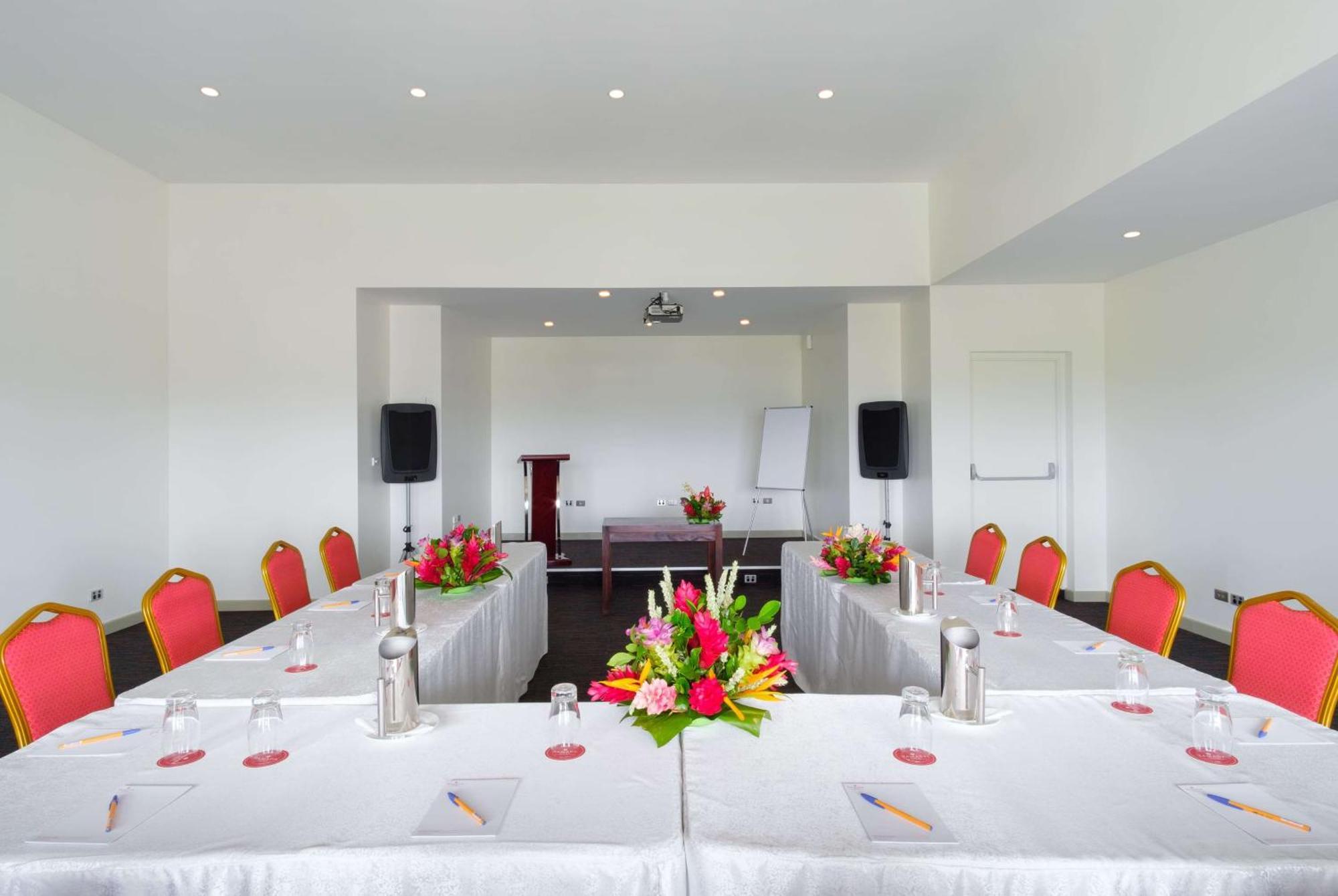 Ramada Suites By Wyndham Wailoaloa Beach Fiji 4* Nadi