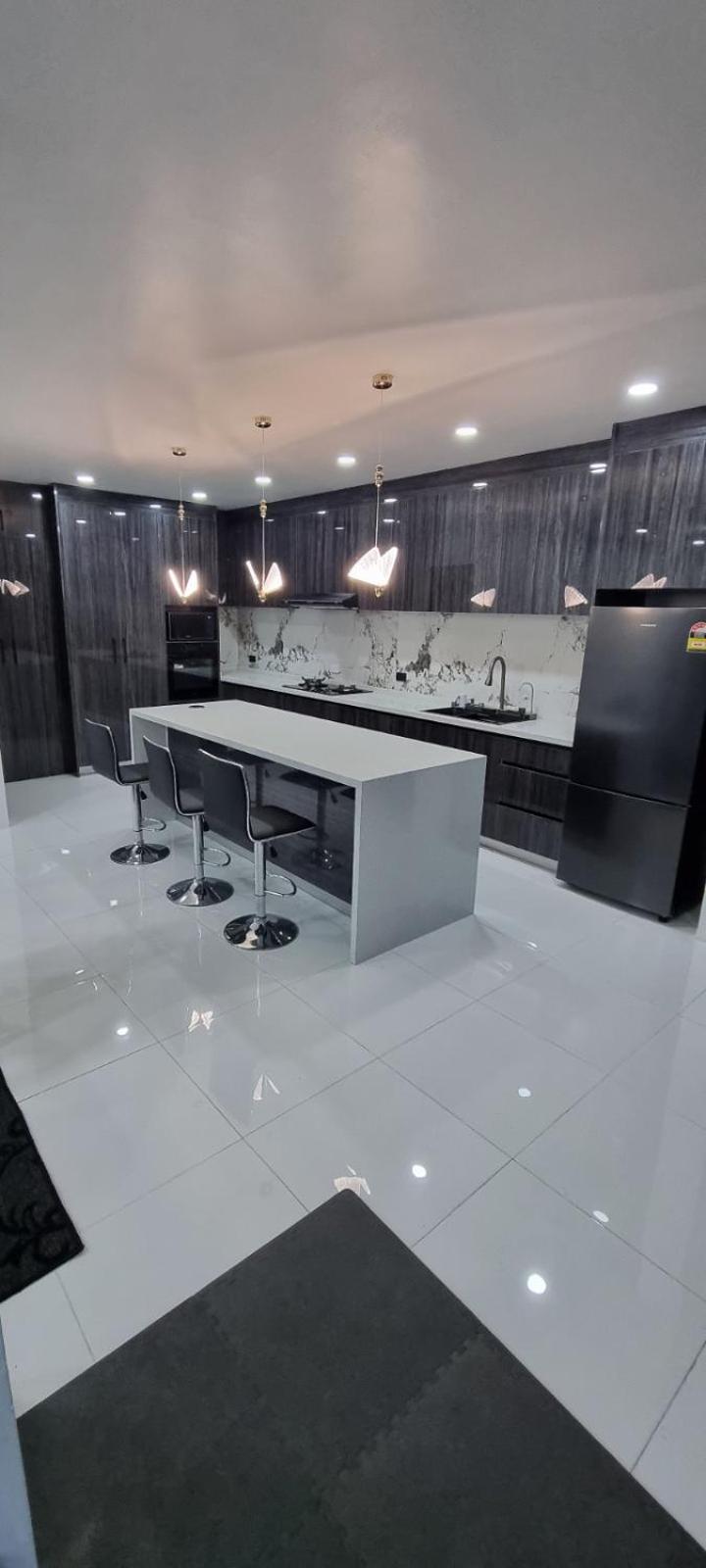 Shanis Luxurious * Lautoka