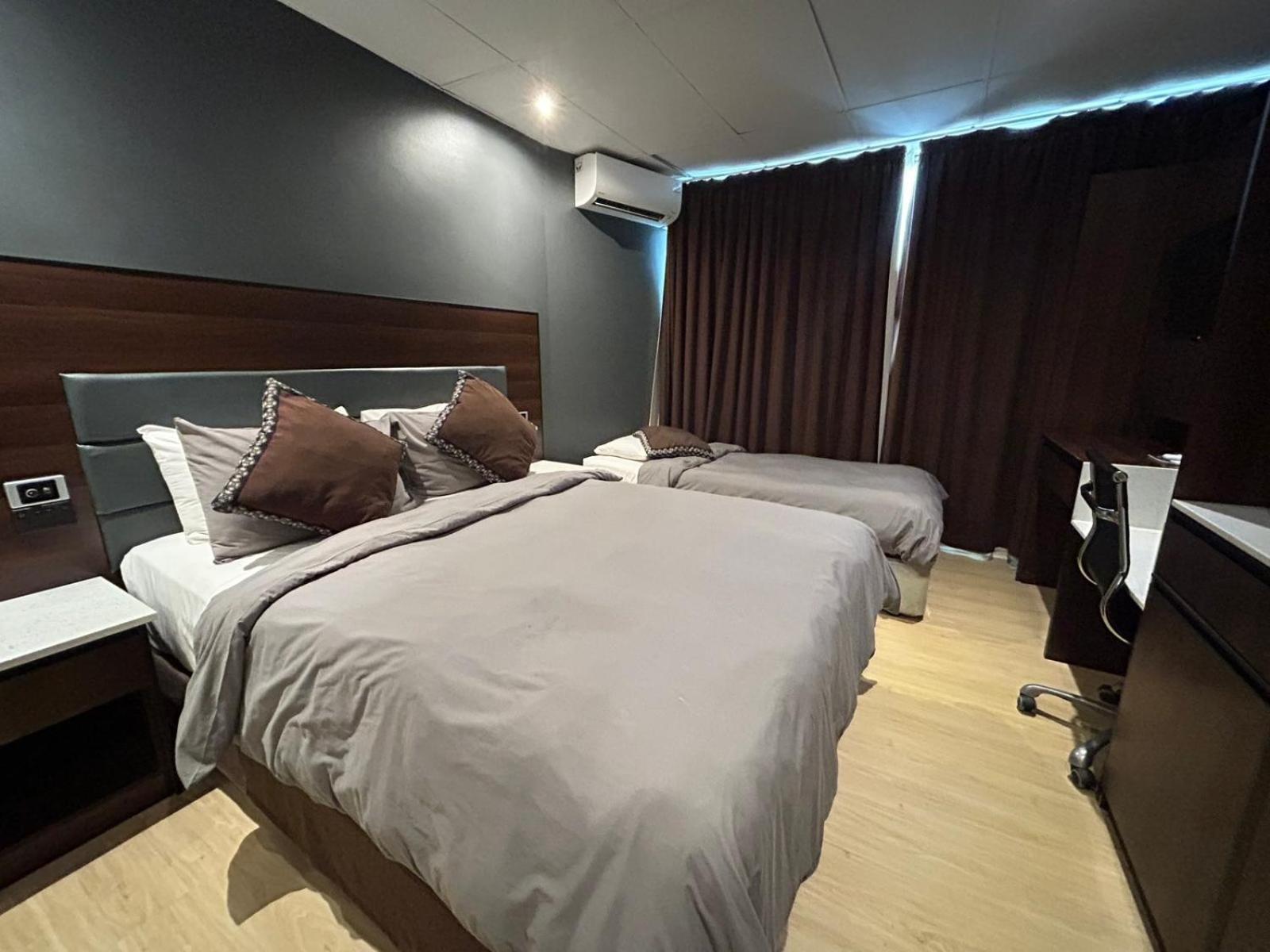 Smugglers Cove & Hostel