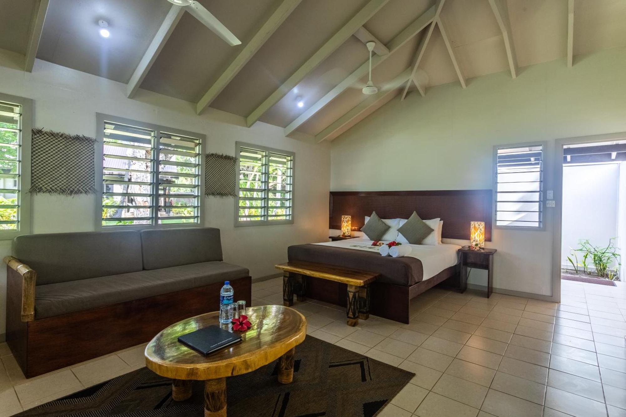 Resort Coconut Beach Tavewa Island