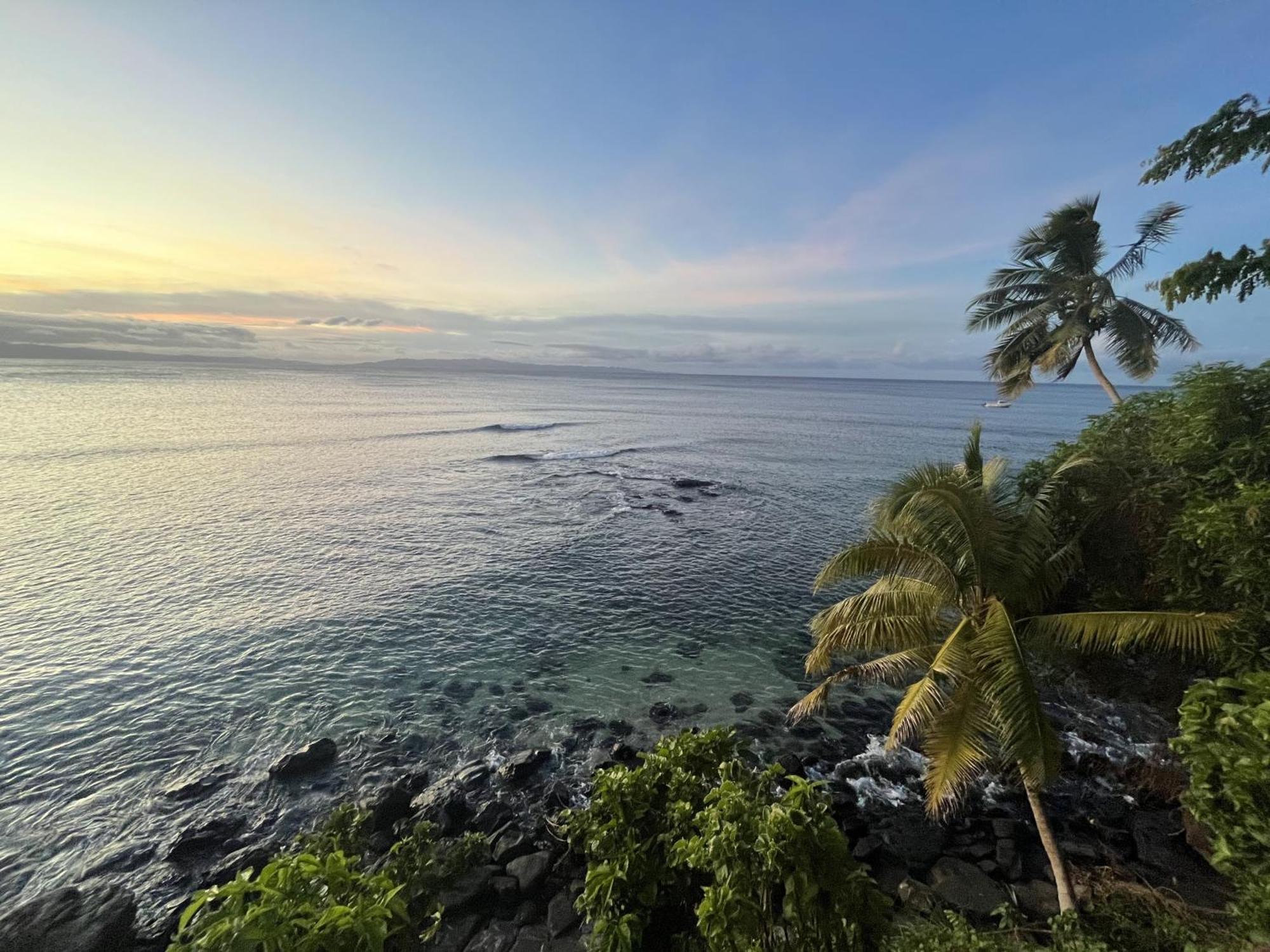 Raintree Gardens - 1 Acre, Ocean Views, Steps From Holiday home