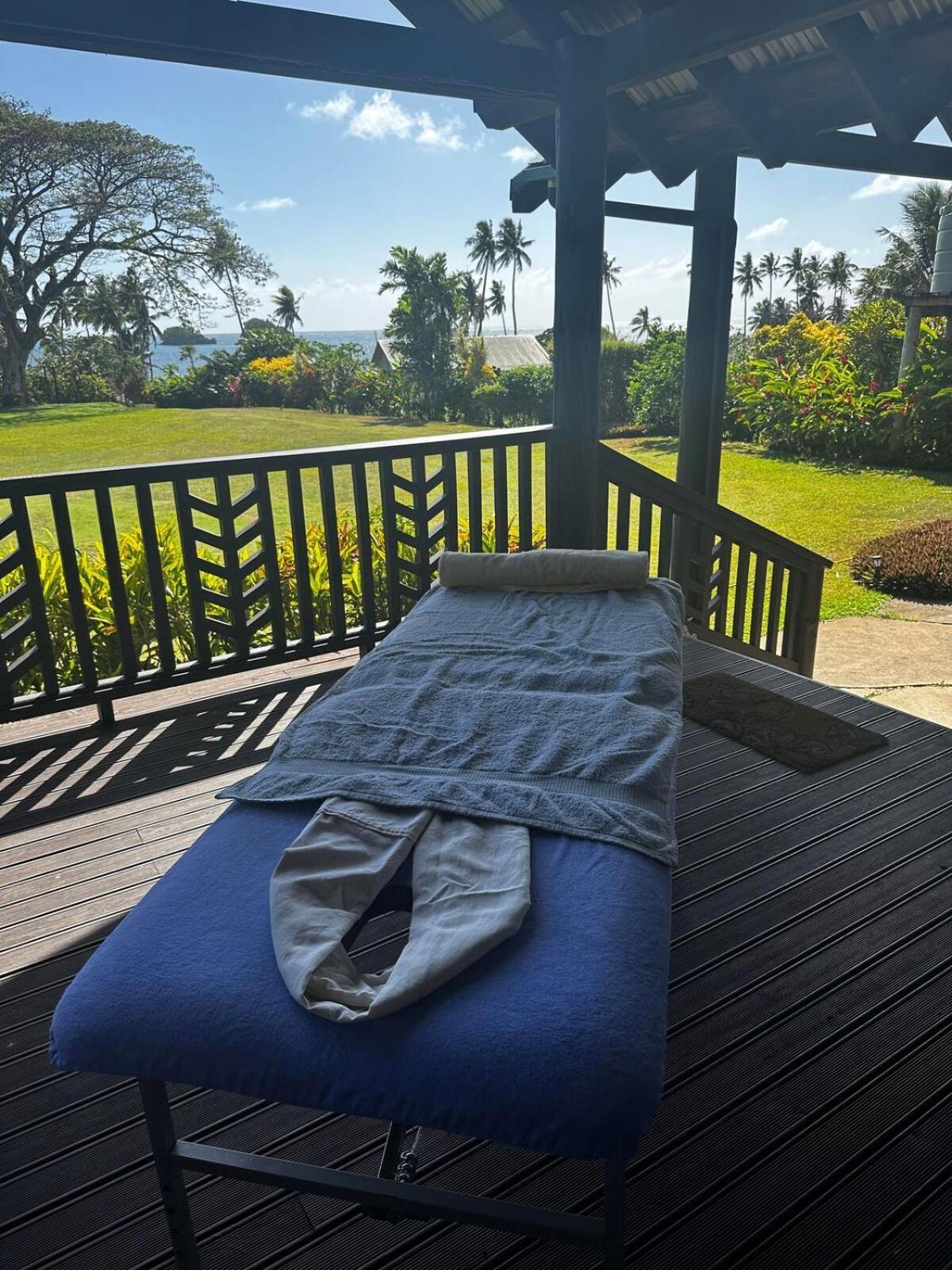 Raintree Gardens - 1 Acre, Ocean Views, Steps From * Matei