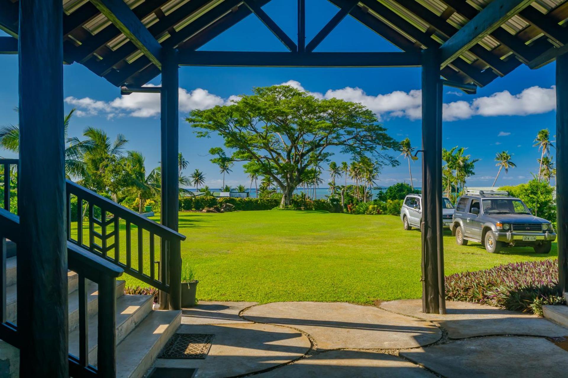 Raintree Gardens - 1 Acre, Ocean Views, Steps From * Matei