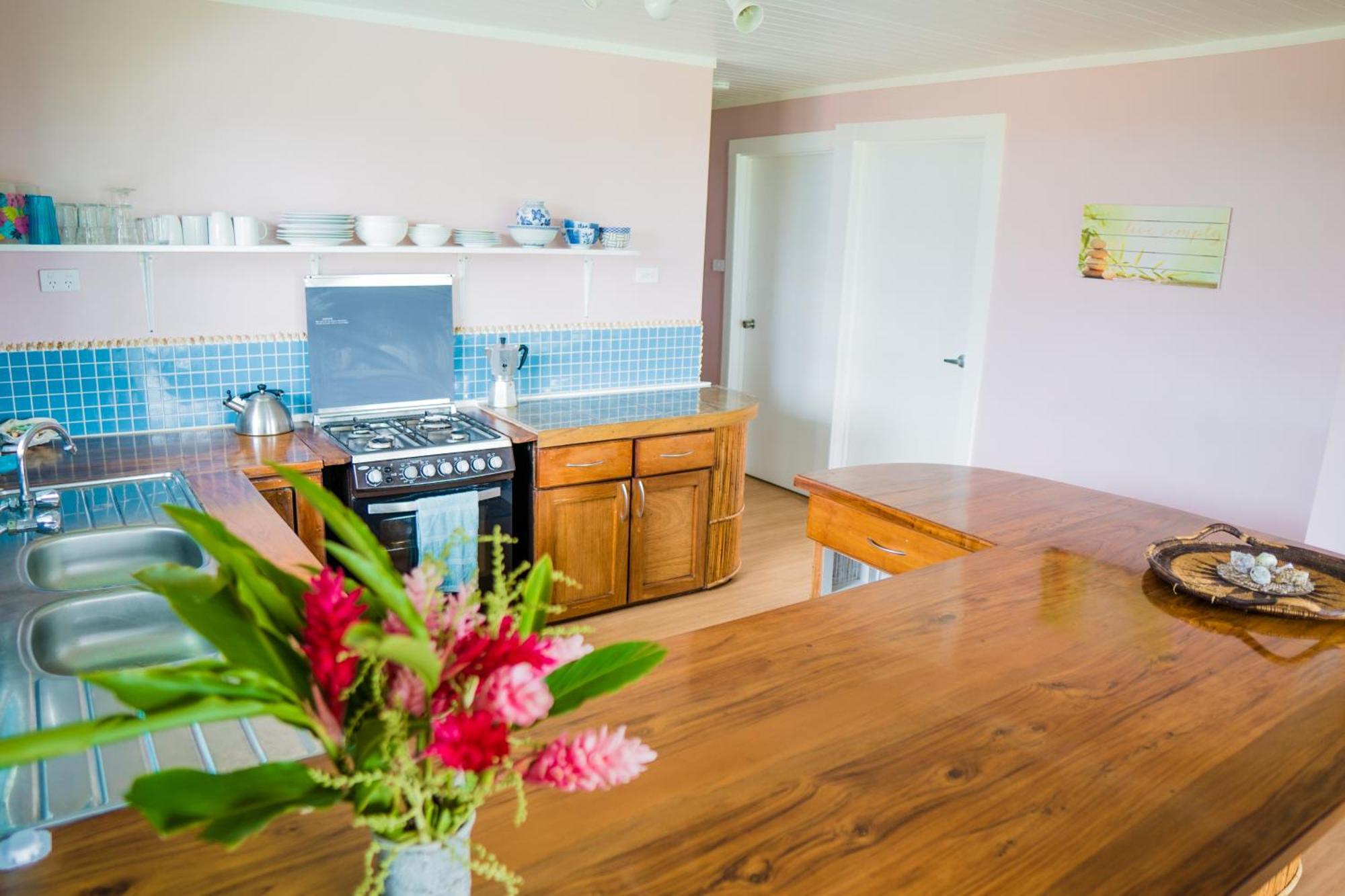 Raintree Gardens - 1 Acre, Ocean Views, Steps From Holiday home Matei