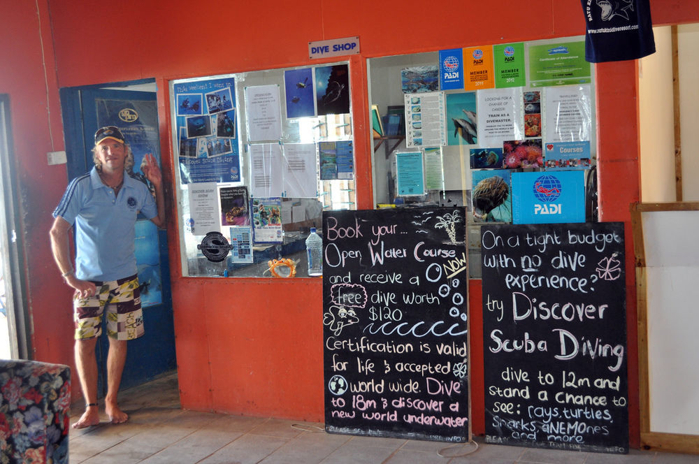 Resort Ratu Kini Backpackers & Dive Mana Island