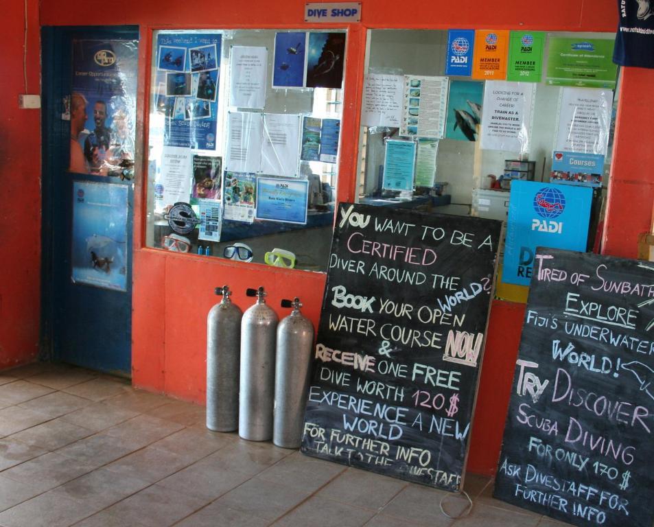 Ratu Kini Backpackers & Dive 2*