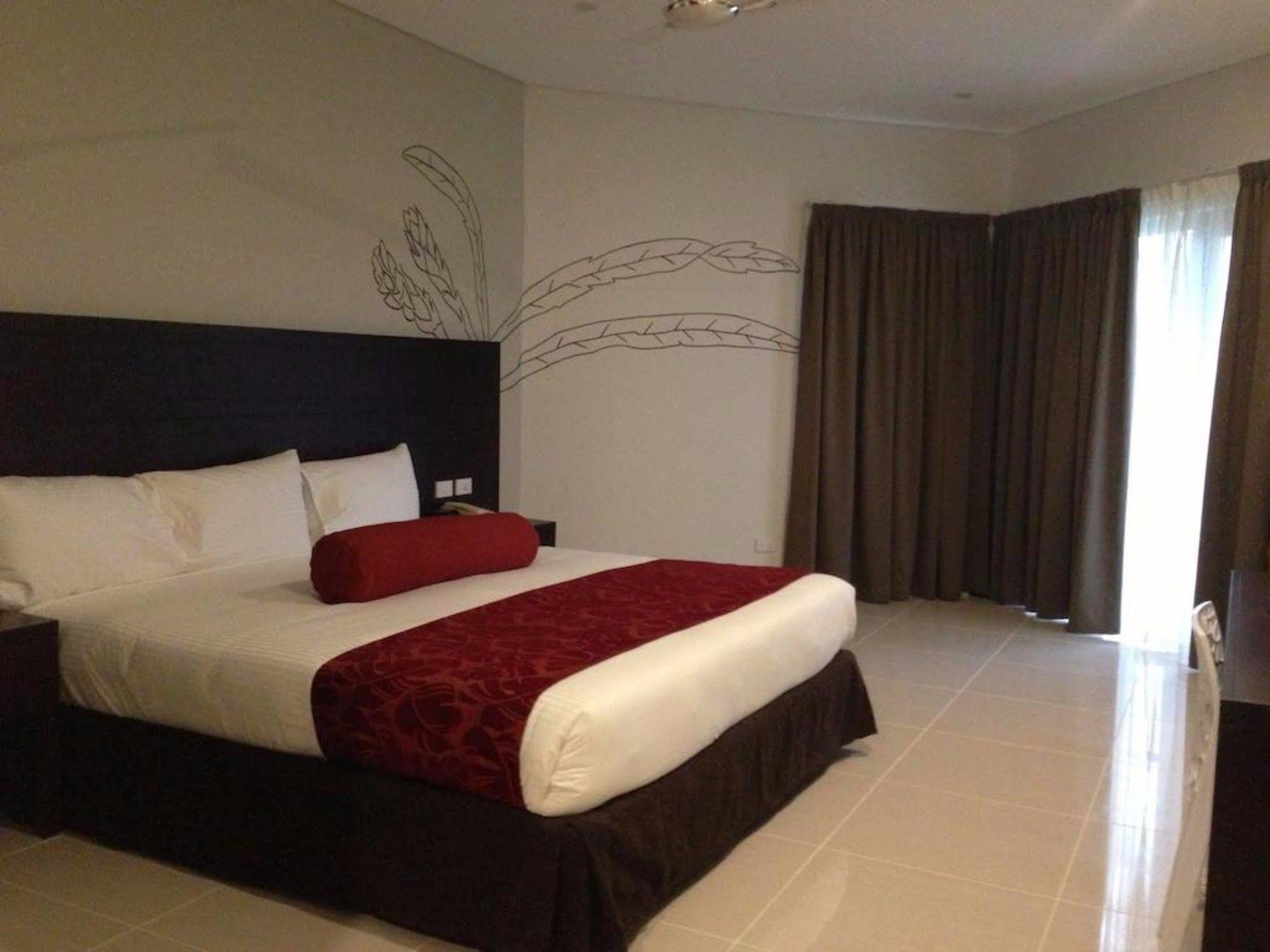 Tanoa Waterfront 4*