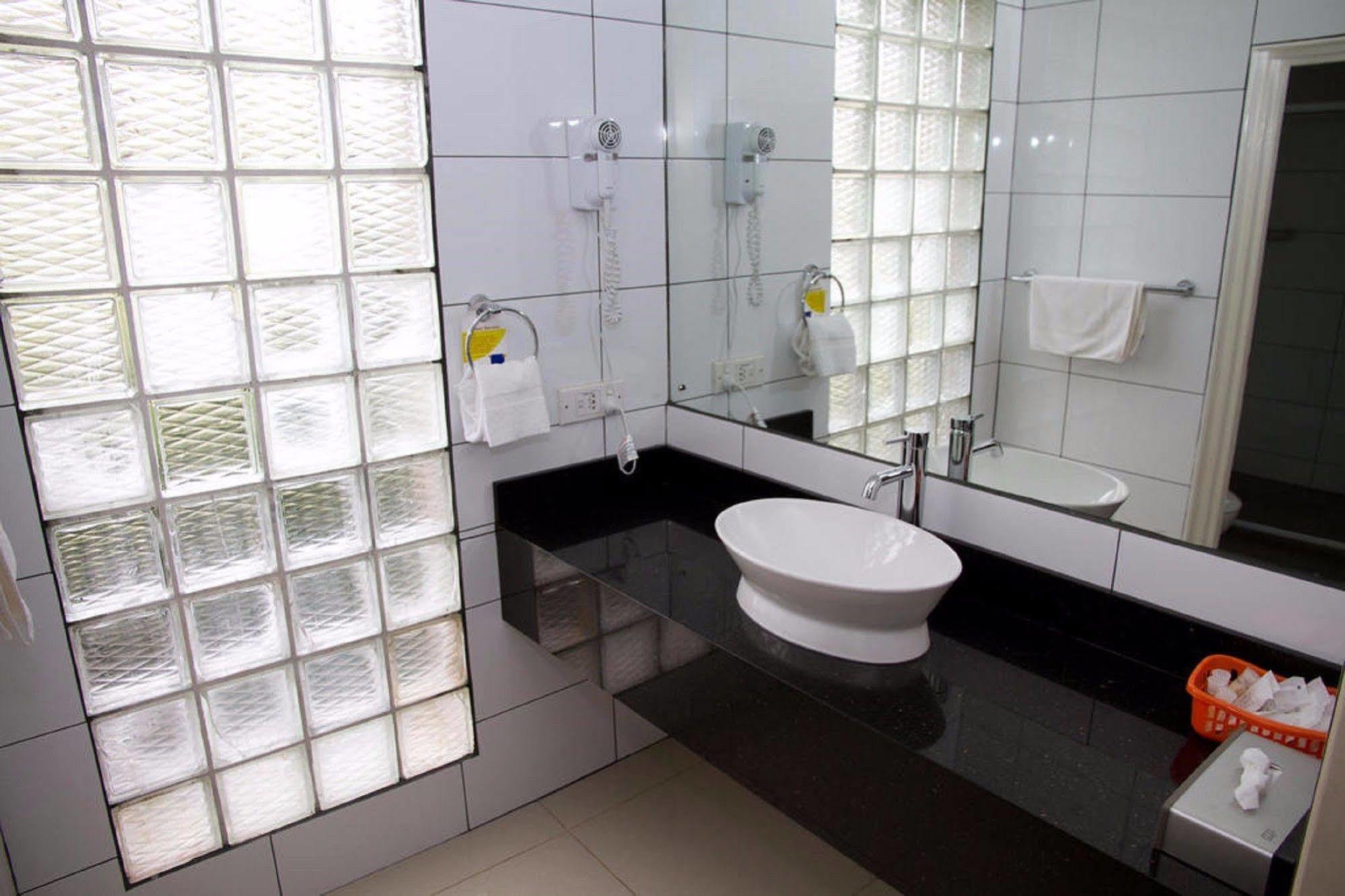 Tanoa Waterfront 4*