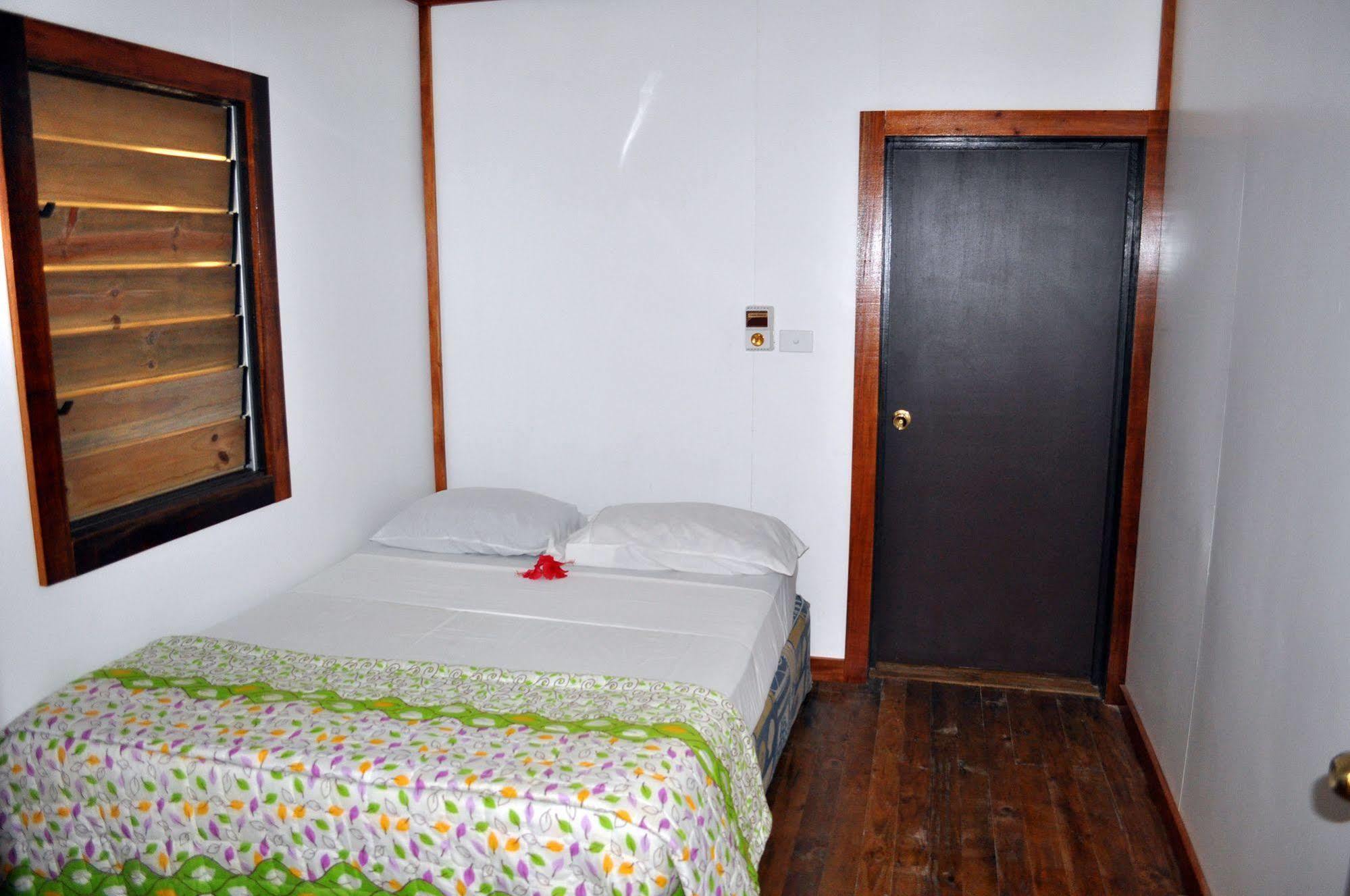 Ratu Kini Backpackers & Dive Resort Mana Island