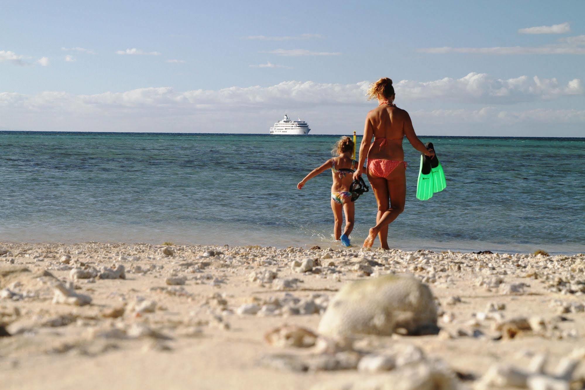  Captain Cook Cruises Fiji