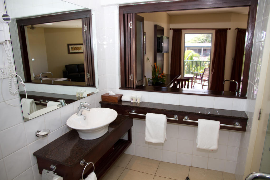 Tanoa Waterfront 4*