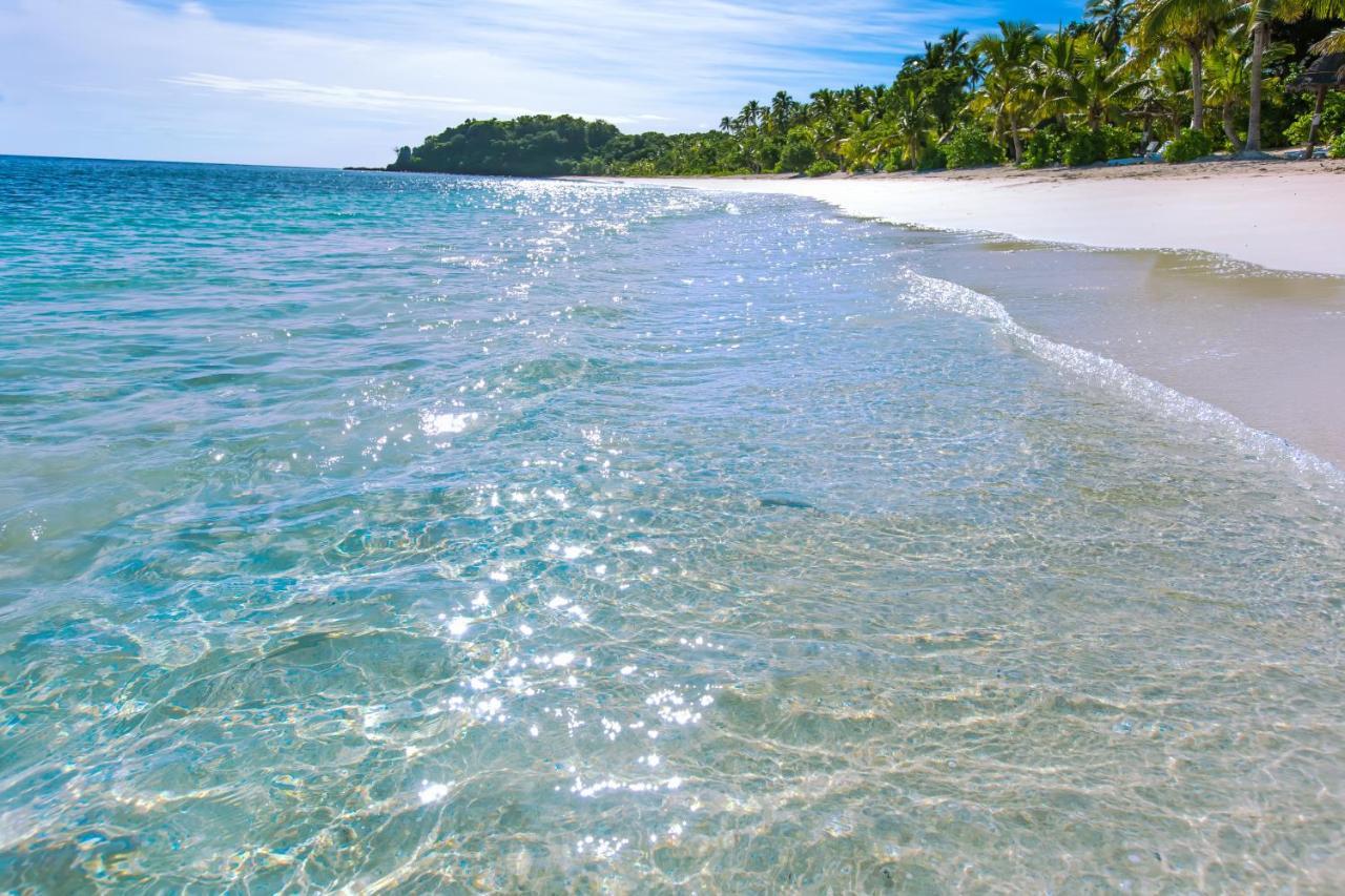 & - Fiji Mana Island