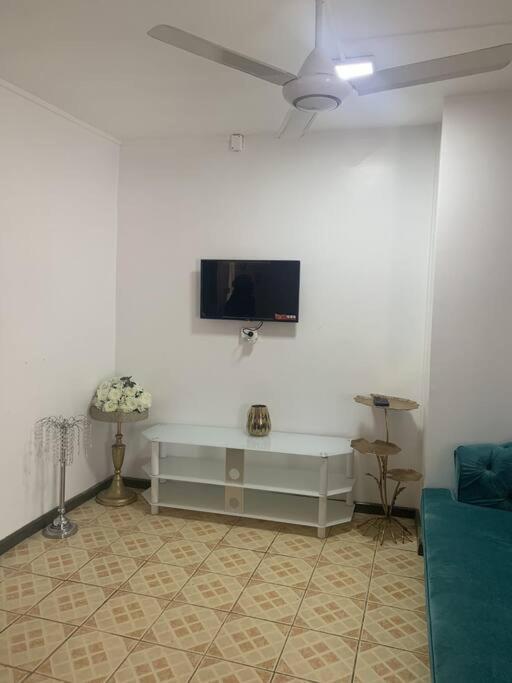 Modern With Class Near Airport Holiday home *